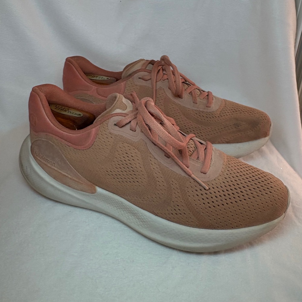 Lululemon Beyondfeel Run Mens 9.5 Peach Coral Running Shoes LM9AVDS